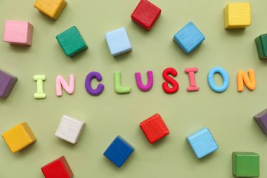 Yeşil arkaplanda küpleri olan kelime INCLUSION