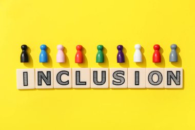 Sarı arkaplanda şekilleri olan sözcük INCLUSION