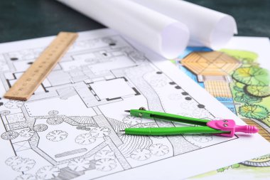 Karanlık arka planda pusula ve cetvel çiftli imar planları, yakın plan