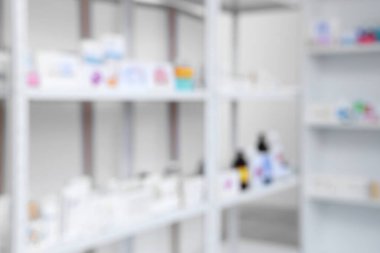 Eczanedeki ilaçlarla rafların bulanık görünümü