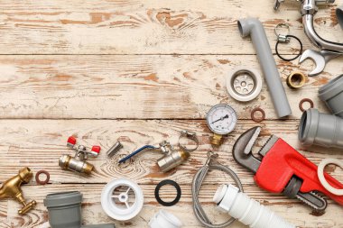 Beyaz ahşap arka planda tesisatçı malzemeleri ile kompozisyon