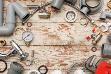 Beyaz ahşap arka planda tesisatçı eşyalarından yapılmış çerçeve