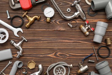 Ahşap arka planda tesisatçı eşyalarından yapılmış çerçeve