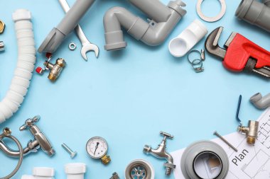 Mavi arka planda tesisatçı eşyalarından yapılmış çerçeve