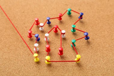 Gemideki iplikle tutturulmuş iğneler. Bağlantı konsepti