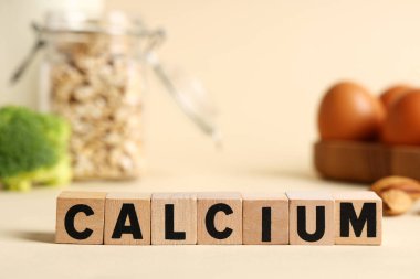 Kelime CALCIUM ile bej arkaplan, yakın plan