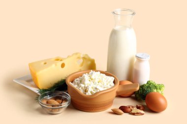 Bej arka planda kalsiyum açısından zengin sağlıklı ürünler
