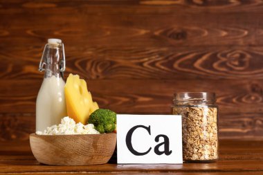 Sembollü kağıt ve ahşap masada sağlıklı ürünler.