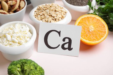 Sembollü kağıt ve beyaz arka planda sağlıklı ürünler, yakın plan