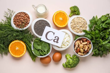 Sembollü kağıt ve beyaz arka planda sağlıklı ürünler.