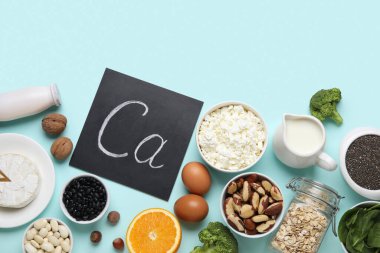 Sembollü tebeşir tahtası ve mavi arka planda sağlıklı ürünler.