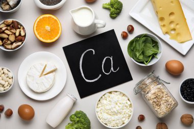 Sembollü tebeşir tahtası ve arka planda sağlıklı ürünler