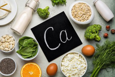 Sembollü tebeşir tahtası ve Grunge arka planında sağlıklı ürünler