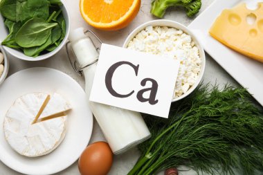 Sembollü kağıt ve grunge arkaplanda sağlıklı ürünler