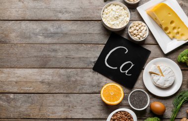 Sembollü tebeşir tahtası ve ahşap zemin üzerinde sağlıklı ürünler