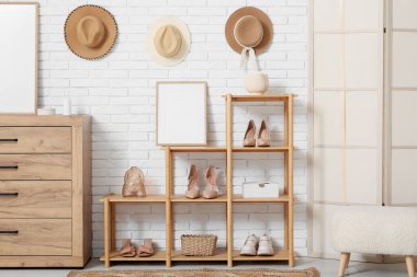 Boş çerçeveli raflar ve koridorda kadın ayakkabıları.