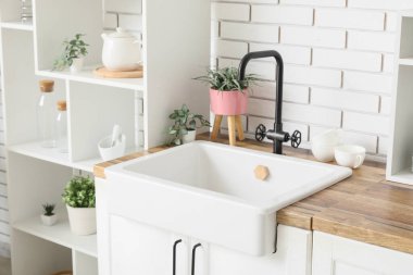 Mutfakta yapay bitkilerle birlikte rafa kaldır ve batır.