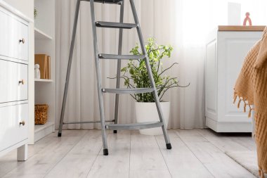 Oturma odasında merdiven var.