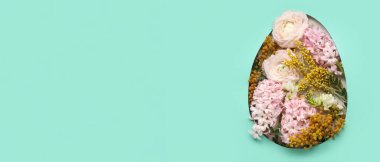 Turkuaz kağıttaki yumurta şeklindeki delikten görülebilen güzel çiçekler. Paskalya bayrağı