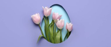 Mor kağıttaki yumurta şeklindeki delikten görülebilen güzel laleler. Paskalya kutlaması