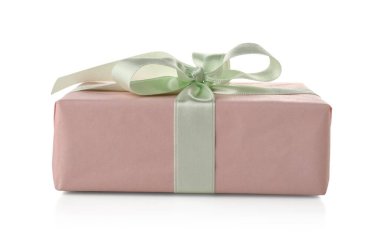 Beyaz arka planda yeşil fiyonklu pembe hediye kutusu. Uluslararası Kadınlar Günü