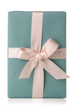 Beyaz arka planda pembe fiyonklu mavi hediye kutusu. Uluslararası Kadınlar Günü