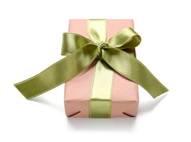 Beyaz arka planda yeşil fiyonklu hediye kutusu. Uluslararası Kadınlar Günü