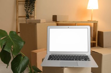 Boş dizüstü bilgisayar taşınma kutusunda, yakın plan