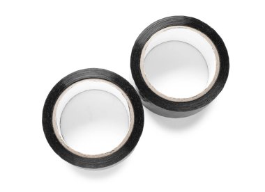 Beyaz arkaplanda siyah yapışkan bant ruloları