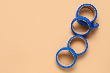 Bej arka planda mavi maskeleme bantları