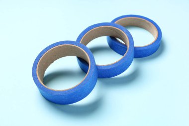 Mavi arkaplanda bant ruloları maskeleniyor