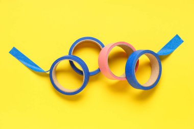 Sarı arkaplanda farklı maskeleme bantları