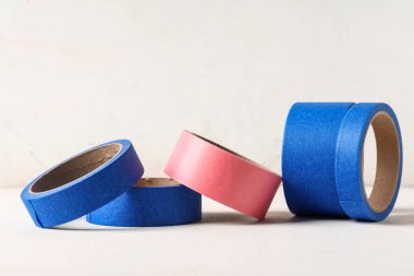 Beyaz arkaplanda farklı maskeleme bantları