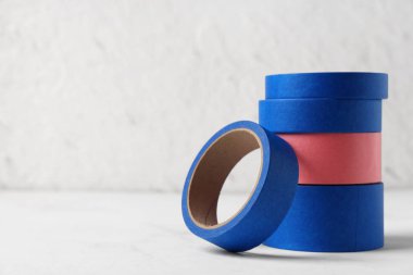 Işık arkaplanındaki farklı maskeleme bantları yığını