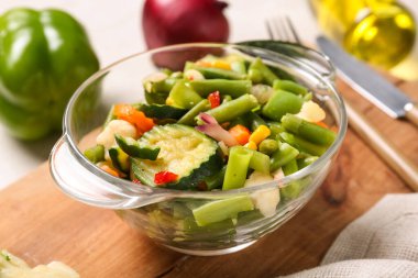 Karışık sebzeli kase, yakın plan.