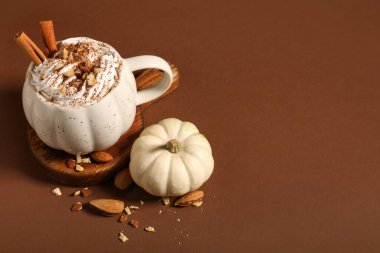 Krem şantili, tarçınlı ve bademli balkabaklı latte.