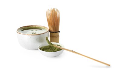 Beyaz arka planda pudra, chasen ve chashaku ile taze kibrit çayı.