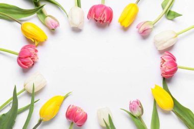 Beyaz arka planda güzel lale çiçeklerinden yapılmış çerçeve