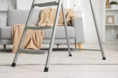 Oturma odasında halının üzerinde merdiven