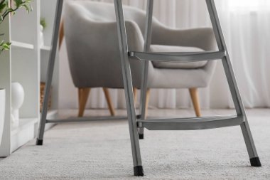 Oturma odasında halının üzerinde merdiven