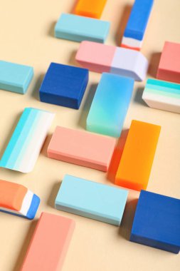 Bej arka planda farklı renkli silgi