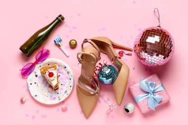 Yüksek topuklu partiden sonra hediye ve pasta pembe arka planda.