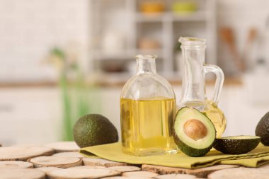 Mutfaktaki ahşap masada taze avokado yağı ve sürahi.