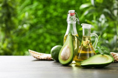 Dışarıdaki ahşap masada taze avokado yağı ve sürahi.