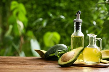 Dışarıdaki ahşap masada bir şişe taze avokado yağı.