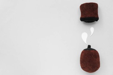 Kadın göğsünün insan ağzıyla örülmüş modeli ve gri arka planda kağıt süt damlaları. Emzirme kavramı