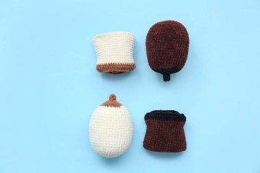 Mavi arka planda kadın göğsü ve insan ağzı modelleri var. Emzirme kavramı