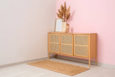 Çerçeveli çekmeceler ve oturma odasında ahşap eller.