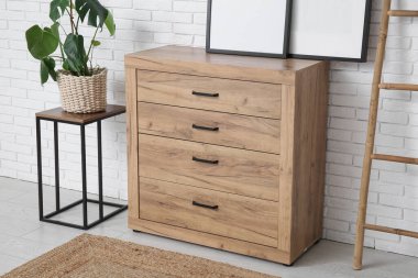 Oturma odasındaki tahta merdivenin yanında çerçeveli çekmeceler.