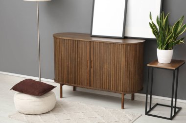 Çerçeveli ahşap sandık ve oturma odasında saksı.